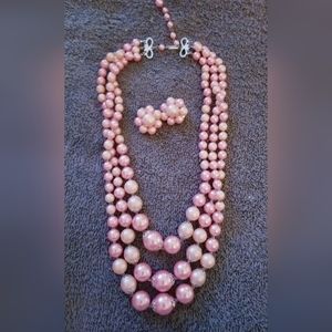 EUC Vintage 3 strand necklace & clip earring set.